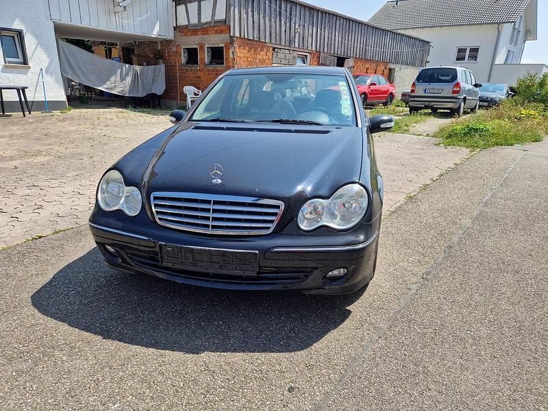 Schwarz Gebraucht 2006 Mercedes 220 Avantgarde Limousine | 2.300 € - Bild 1/4