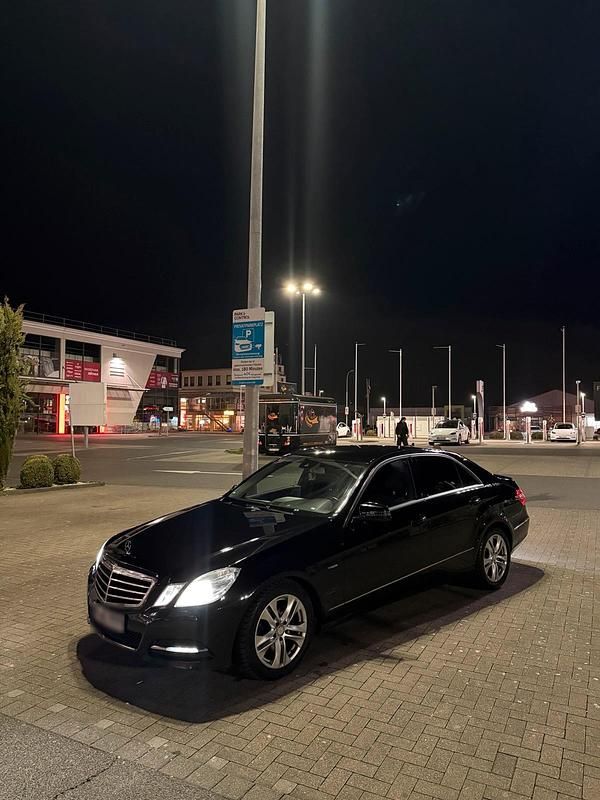 Gebraucht Mercedes E350 231 PS (169 kW) 2010 Schwarz Limousine