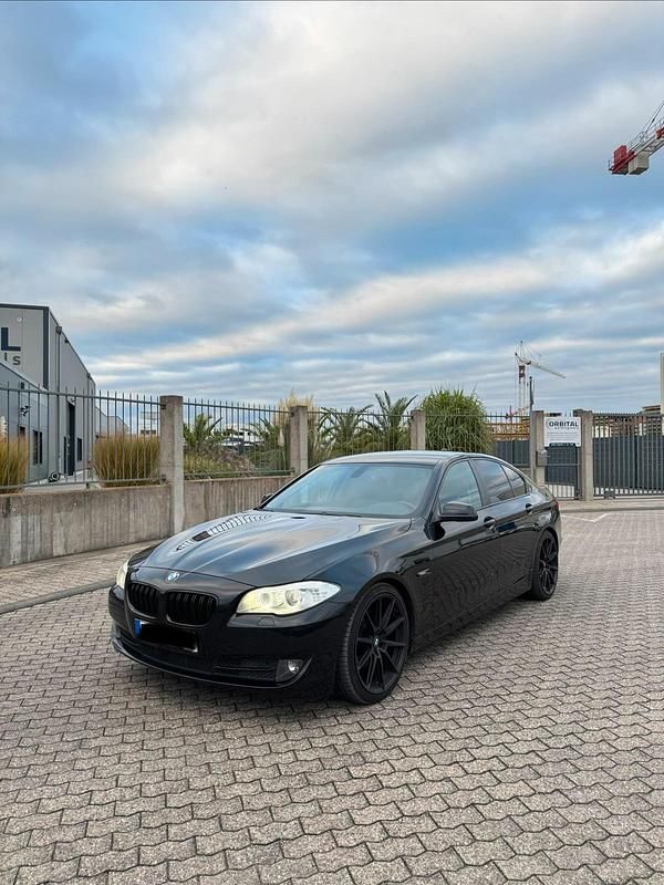 Schwarz Gebraucht 2011 BMW 523 Limousine | 13.200 € (Etwas zu teuer) - Bild 1/4