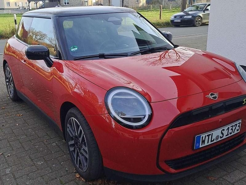 Neu Mini Cooper SE 160 kW (218 PS) 2025 Rot Kleinwagen