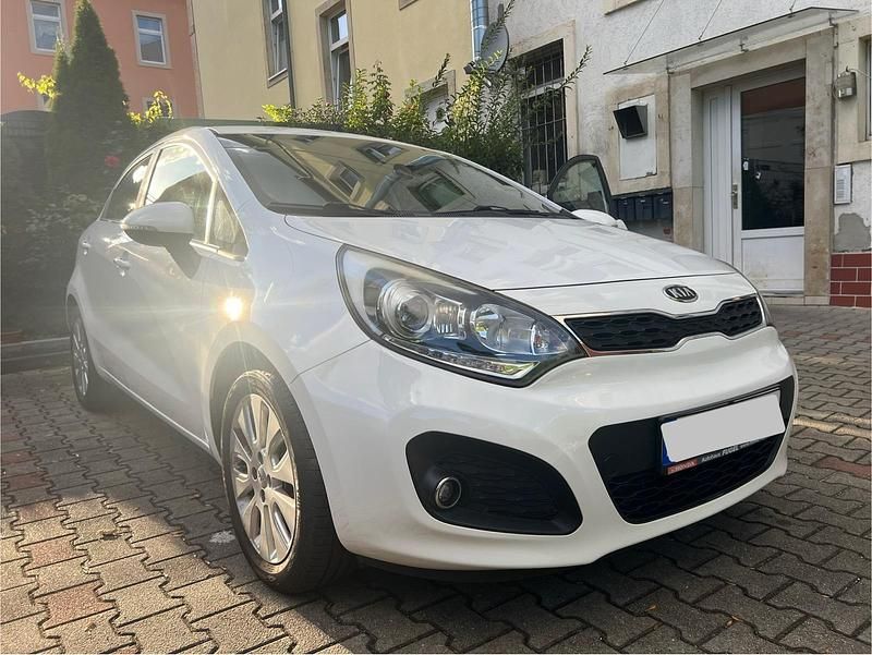 Weiß Gebraucht 2013 Kia Rio Edition 7 Kleinwagen | 5.490 € (Fairer Preis) - Bild 1/4