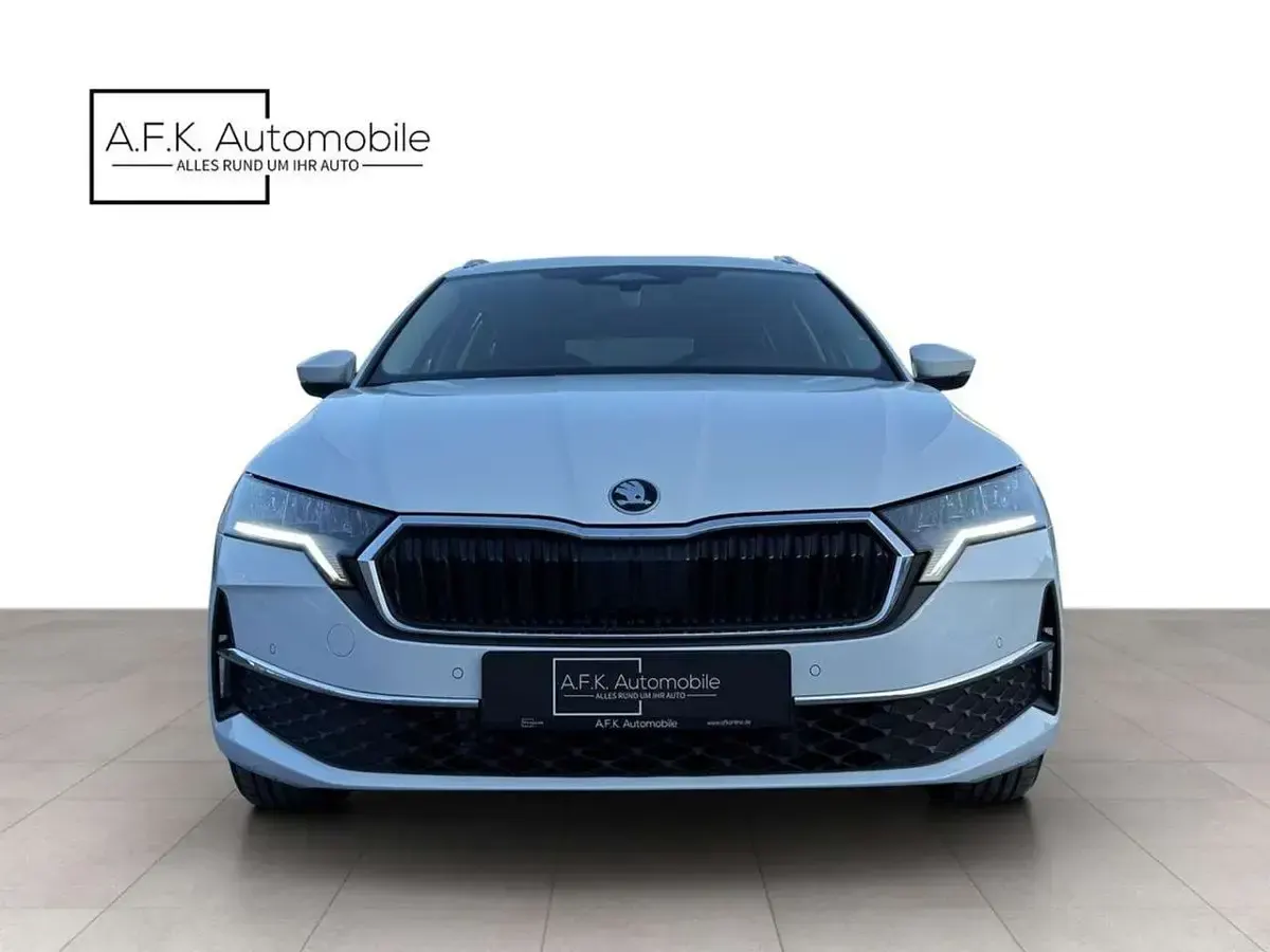 Gebraucht Skoda Octavia Selection 150 PS (110 kW) 2025 Moonweiss metallic Kombi