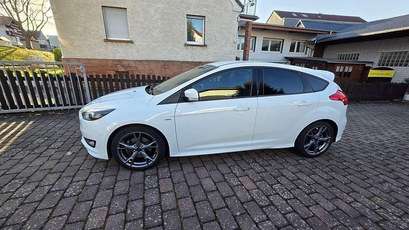 Gebraucht Ford Focus ST-Line 182 PS (133 kW) 2018 Frostweiß Kleinwagen