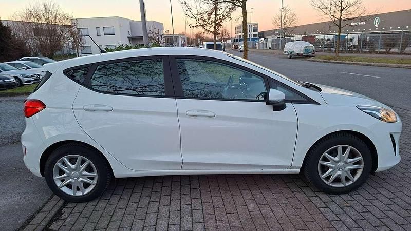 Gebraucht Ford Fiesta 101 PS (74 kW) 2018 Weiß Kleinwagen