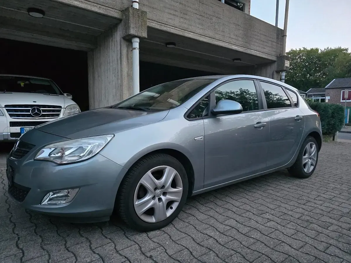 Gebraucht Opel Astra 116 PS (85 kW) 2011 Grau Limousine