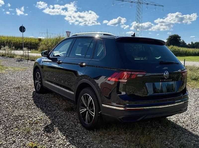 Gebraucht VW Tiguan Active 131 PS (96 kW) 2022 Schwarz SUV