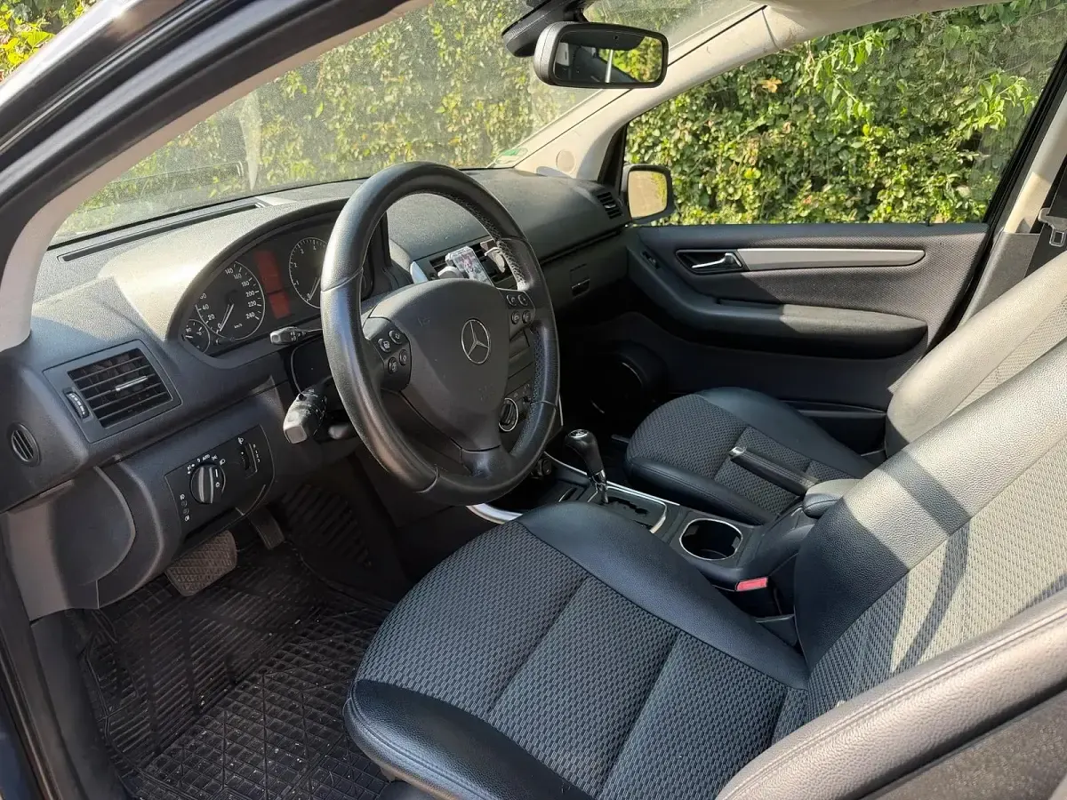 Gebraucht Mercedes A180 116 PS (85 kW) 2011 Schwarz Kleinwagen