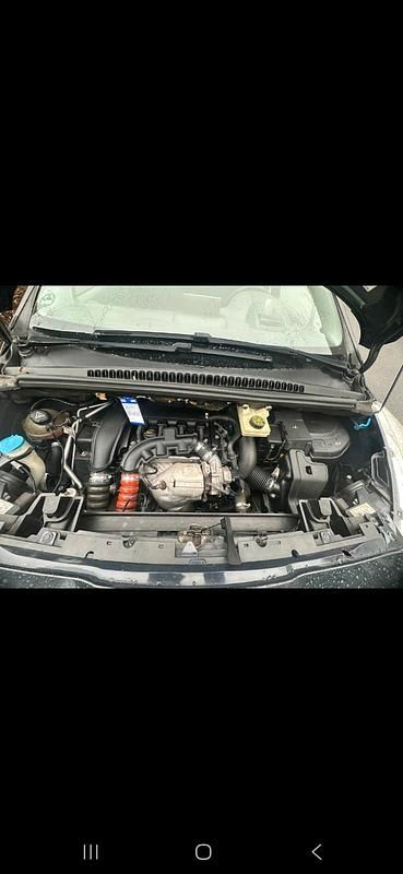 Grau Gebraucht 2011 Peugeot 5008 Van / Kleinbus | 3.199 € (Guter Preis) - Bild 1/4