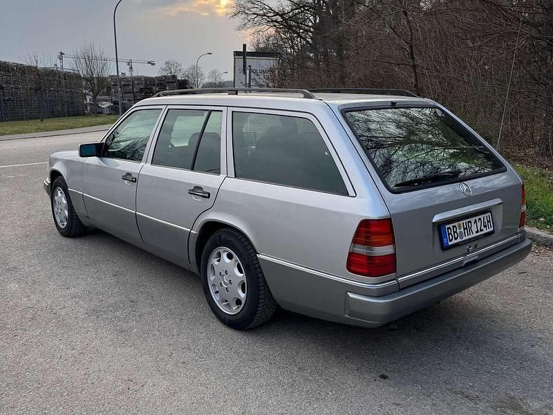 Gebraucht Mercedes E220 150 PS (110 kW) 1995 Silber Kombi
