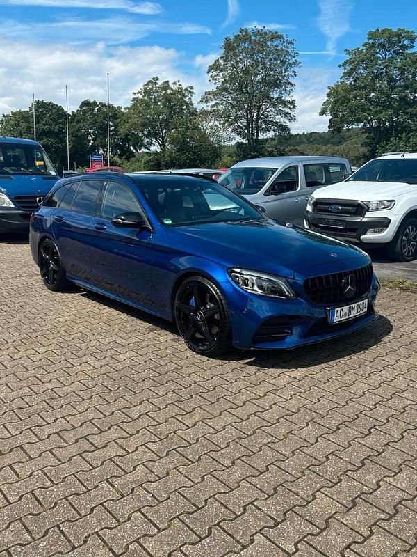 Blau Gebraucht 2018 Mercedes C300 AMG Kombi | 26.199 € (Fairer Preis) - Bild 1/4