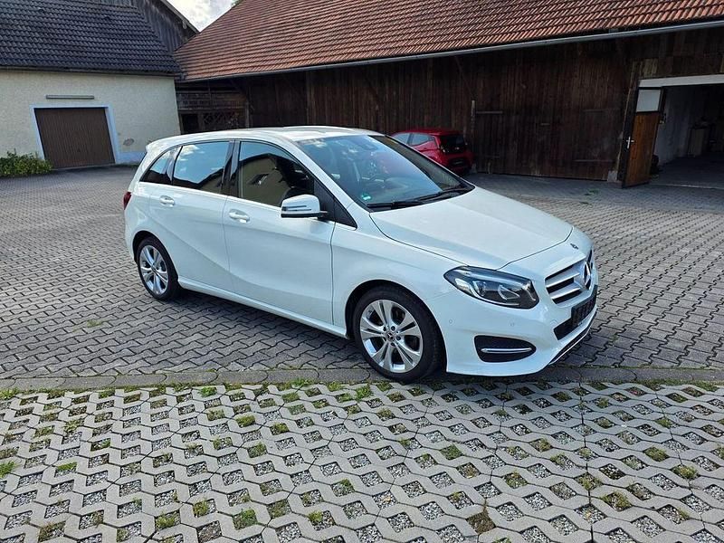 Calcitweiss/zirrusweiss Gebraucht 2017 Mercedes B200 Van / Kleinbus | 14.900 € (Fairer Preis) - Bild 1/4