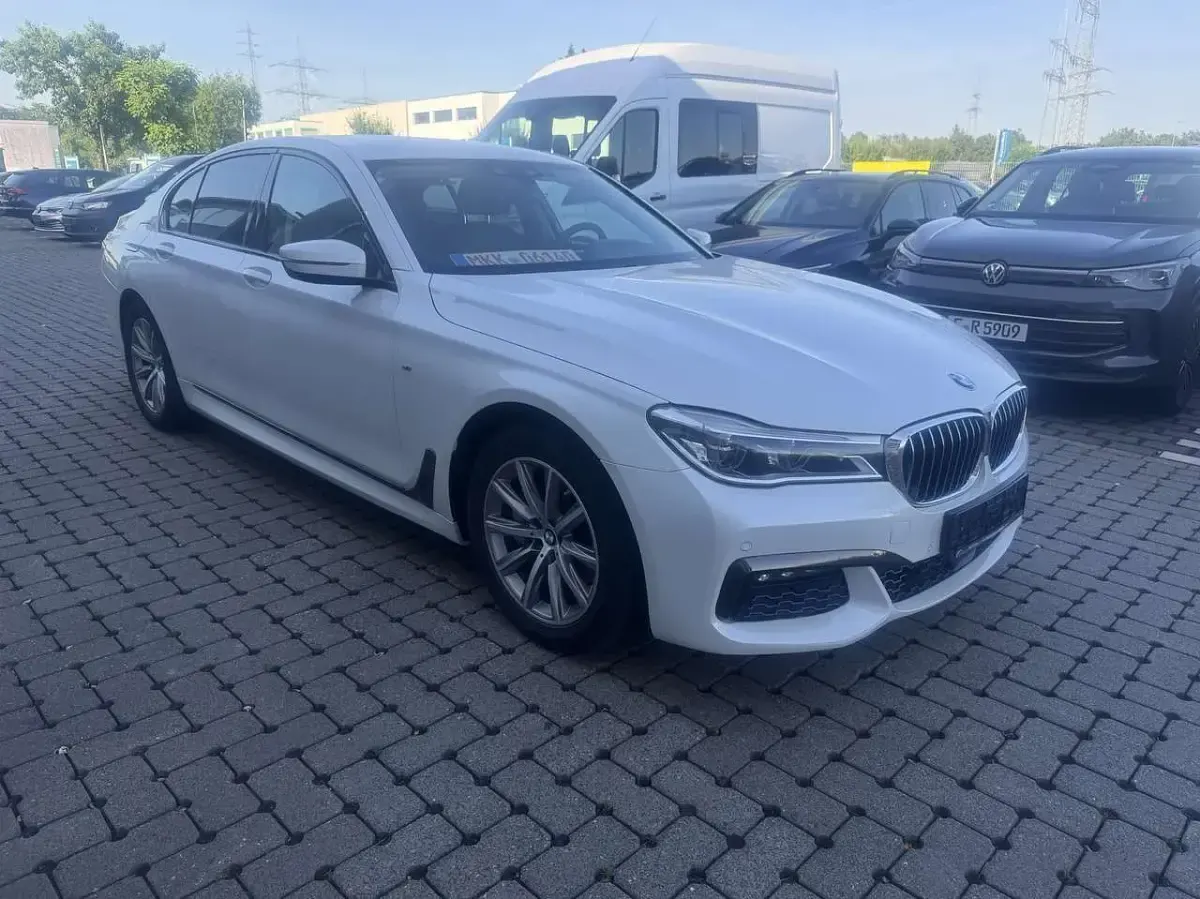 Gebraucht BMW 730 M Sport 265 PS (194 kW) 2016 Mineralweiss metallic Limousine