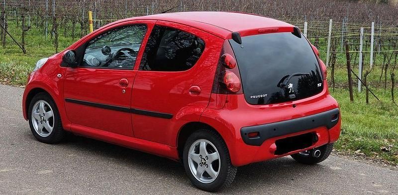 Gebraucht Peugeot 107 Active 68 PS (50 kW) 2012 Rot Kleinwagen