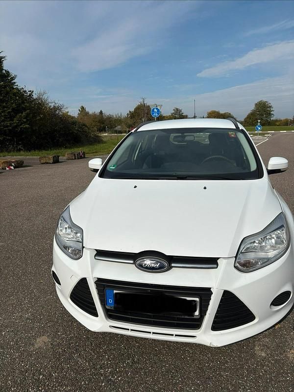 Weiß Gebraucht 2011 Ford Focus Titanium Kombi | 3.550 € (Fairer Preis) - Bild 1/4
