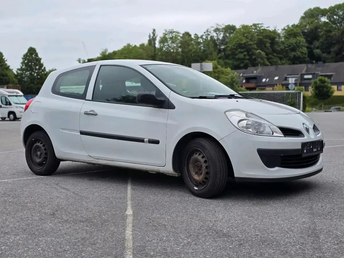 Gebraucht Renault Clio II 75 PS (55 kW) 2009 Weiß Limousine