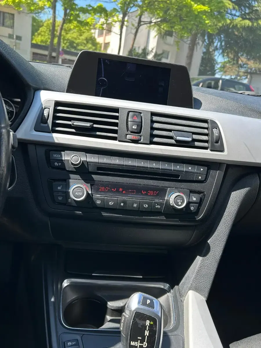 Gebraucht BMW 318 2012 Schwarz Limousine