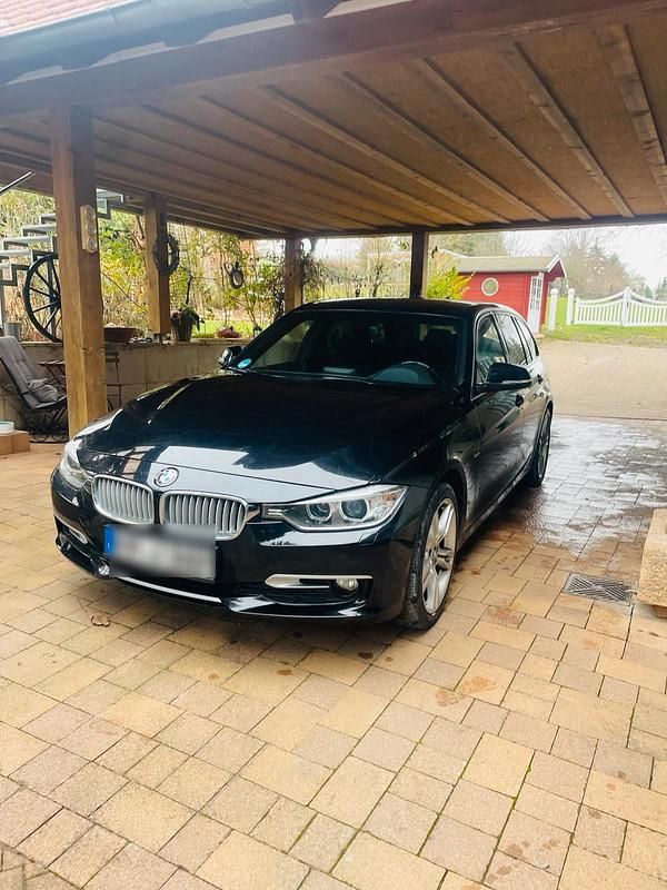 Schwarz Gebraucht 2013 BMW 320 M Sport Kombi | 8.999 € (Fairer Preis) - Bild 1/4