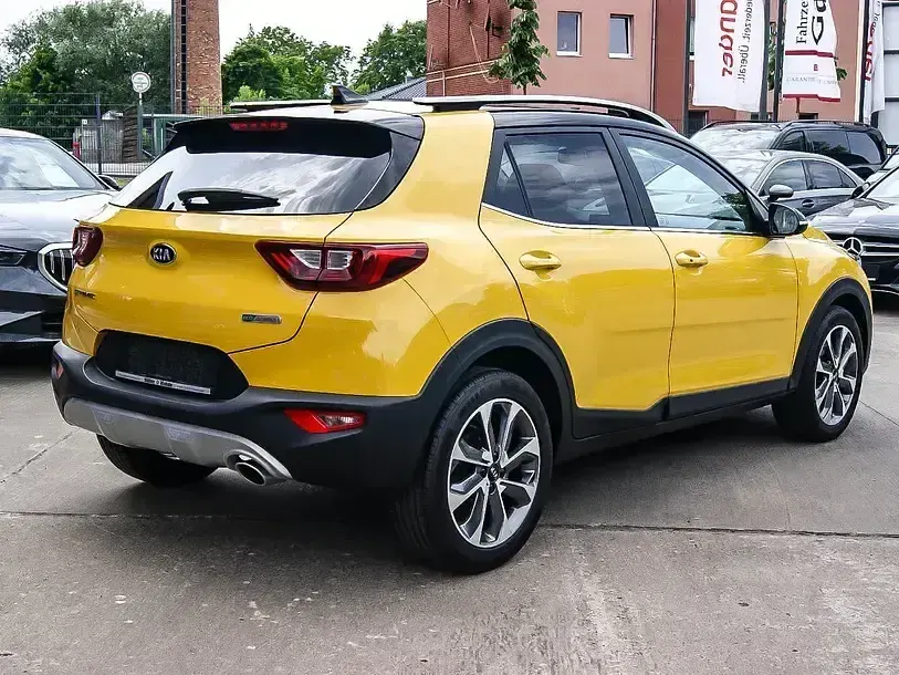 Gebraucht Kia Stonic Spirit 120 PS (88 kW) 2021 Floridagelb met./schwar (metallic) SUV