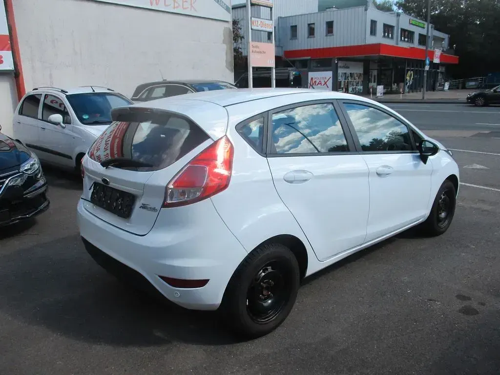 Gebraucht Ford Fiesta Trend 82 PS (60 kW) 2013 Weiß Limousine