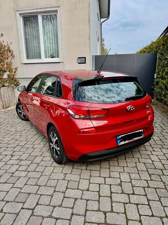 Gebraucht Hyundai i30 Select 99 PS (72 kW) 2017 Rot Limousine