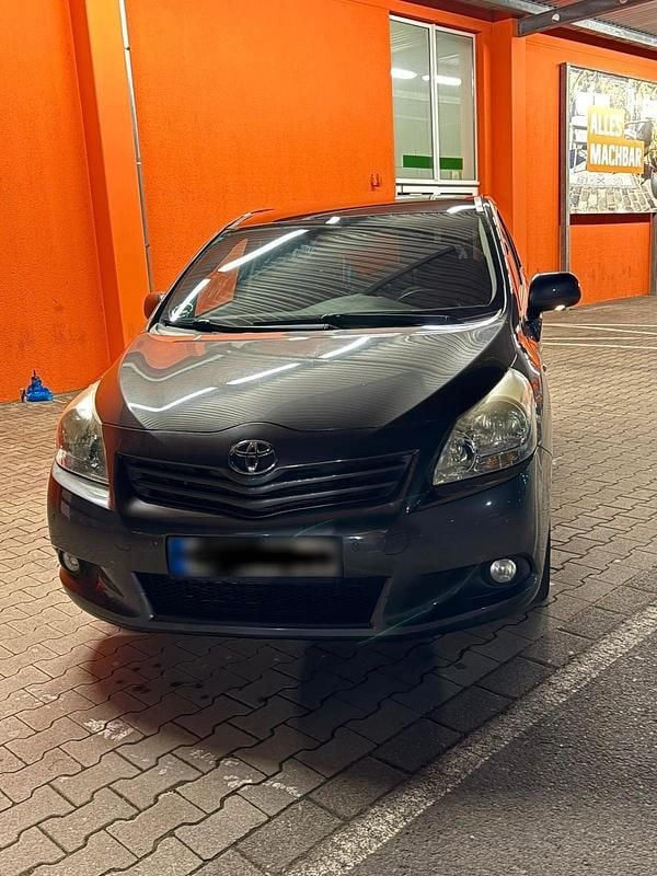 Grau Gebraucht 2011 Toyota Verso Van / Kleinbus | 7.500 € (Fairer Preis) - Bild 1/4