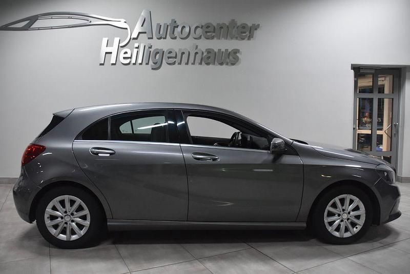 Gebraucht Mercedes A180 109 PS (80 kW) 2016 Grau Limousine