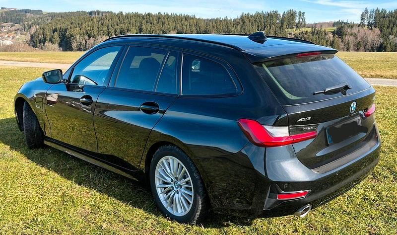 Gebraucht BMW 330e Sport Line 292 PS (214 kW) 2022 Schwarz Kombi