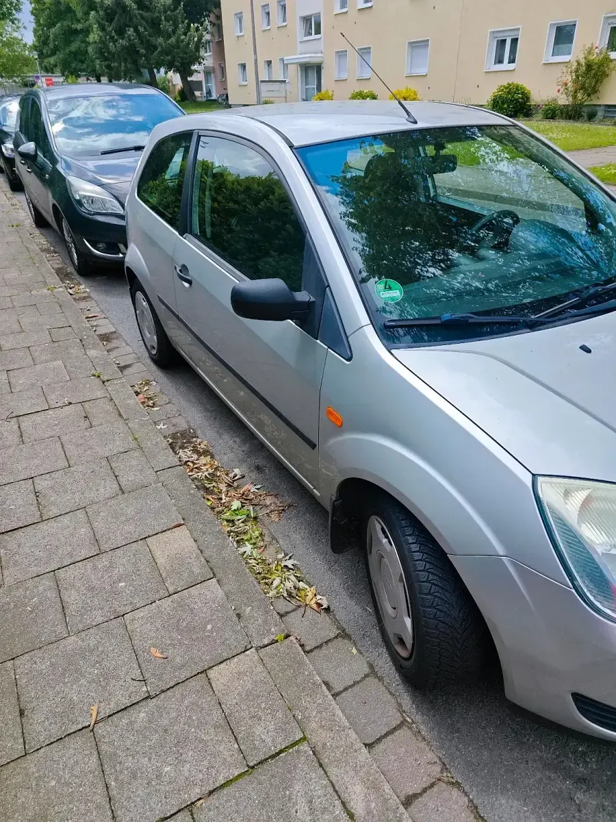 Gebraucht Ford Fiesta 60 PS (44 kW) 2004 Silber Kleinwagen