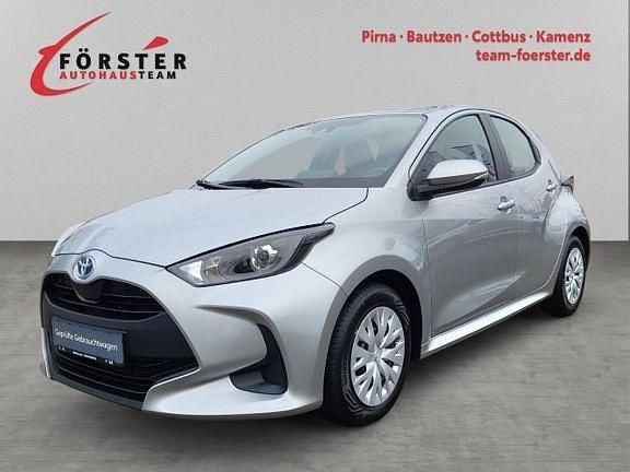 Shimmering silver metallic Gebraucht 2022 Toyota Yaris Hybrid Business Edition Limousine | 17.999 € (Fairer Preis) - Bild 1/4
