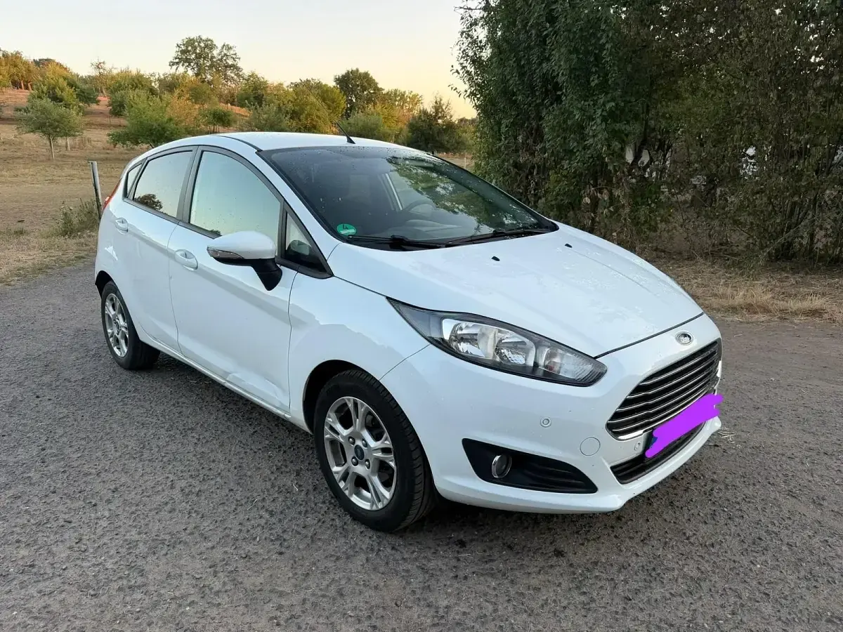Gebraucht Ford Fiesta 80 PS (58 kW) 2013 Weiß Kleinwagen