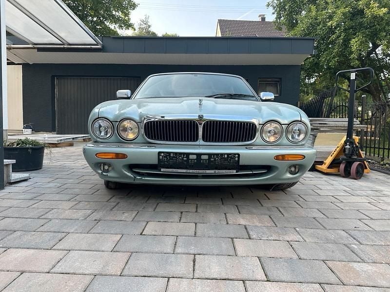 Grün Gebraucht 1993 Jaguar XJ8 Limousine | 5.880 € - Bild 1/4