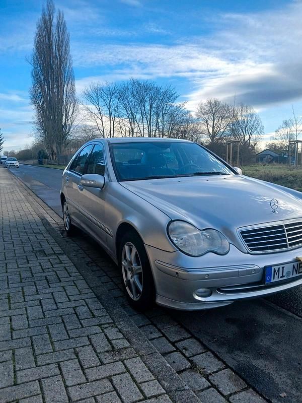 Silber Gebraucht 2004 Mercedes C180 Avantgarde Limousine | 3.900 € (Fairer Preis) - Bild 1/4