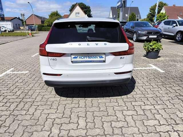Gebraucht Volvo V60 Core 197 PS (144 kW) 2024 Crystal white pearl / metallic Kombi
