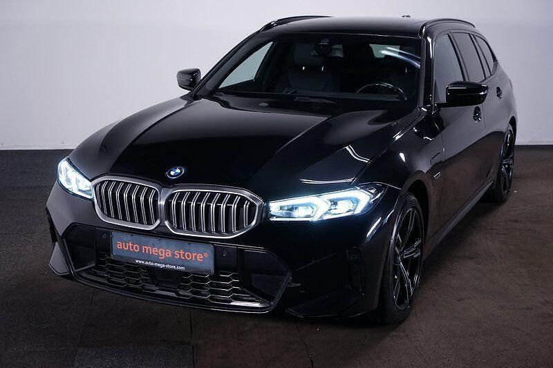 Schwarz Gebraucht 2023 BMW 330e M Sport Kombi | 33.449 € (Superpreis) - Bild 1/4