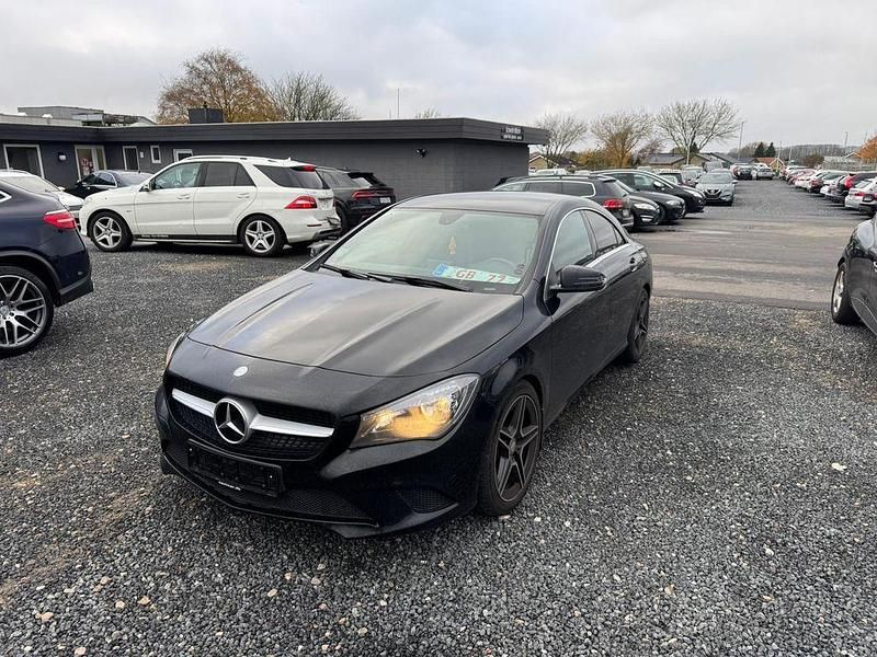 Schwarz Gebraucht 2014 Mercedes CLA200 Limousine | 8.300 € - Bild 1/4
