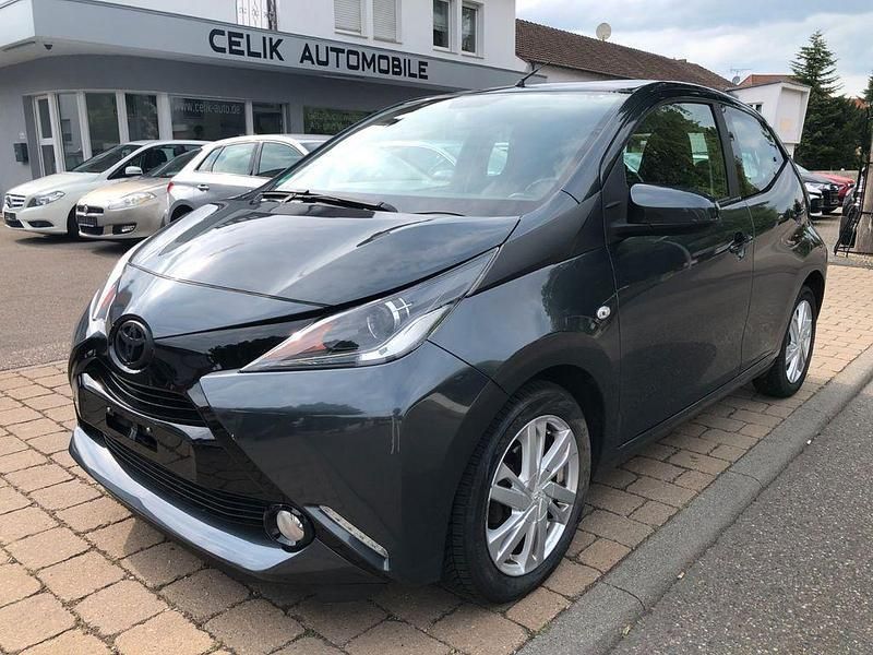 Grau Gebraucht 2017 Toyota Aygo X-play Kleinwagen | 7.490 € (Fairer Preis) - Bild 1/4