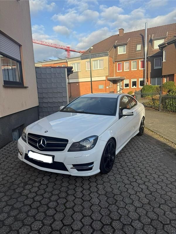 Weiß Gebraucht 2012 Mercedes C250 AMG Coupé | 13.500 € (Fairer Preis) - Bild 1/4