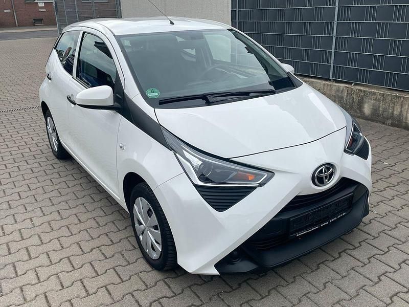 Weiß Gebraucht 2019 Toyota Aygo Kleinwagen | 9.950 € (Fairer Preis) - Bild 1/4