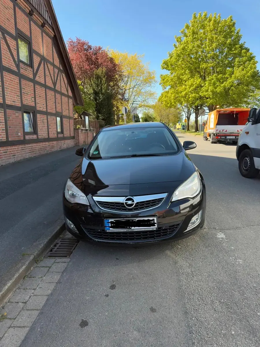 Usado Opel Astra 140 HP (102 kW) 2011 Preto Sedan