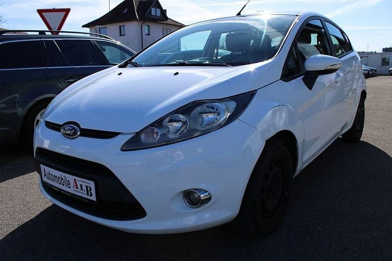 Gebraucht Ford Fiesta Trend 82 PS (60 kW) 2012 Weiß Kleinwagen