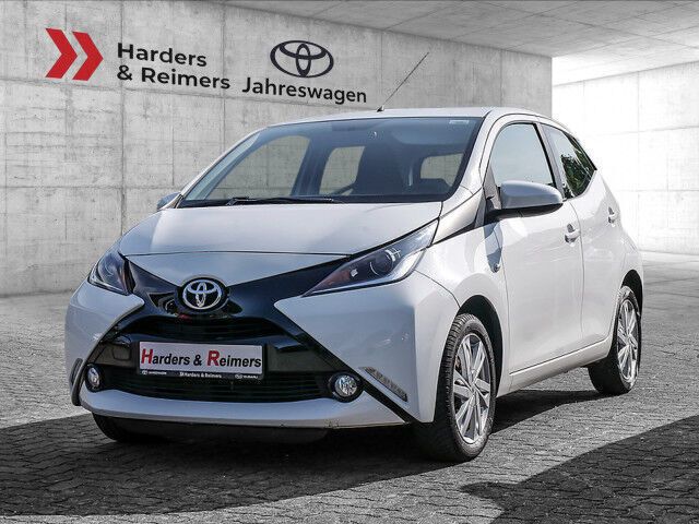 Weiss Gebraucht 2014 Toyota Aygo Play Kleinwagen | 7.380 € (Fairer Preis) - Bild 1/4
