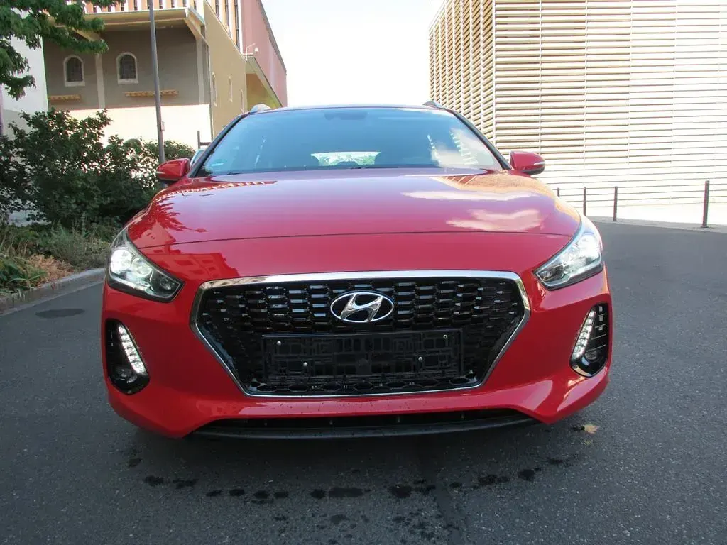 Gebraucht Hyundai i30 Trend 120 PS (88 kW) 2017 Rot Kombi