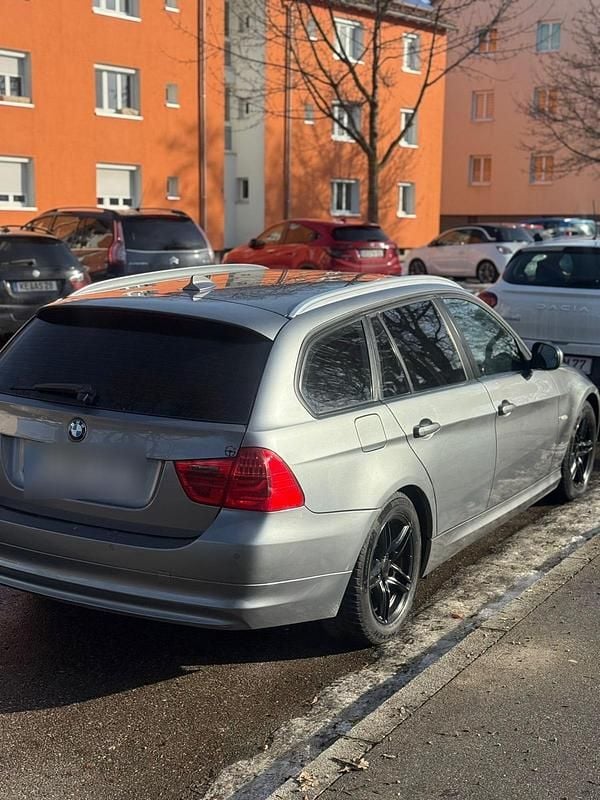 Grau Gebraucht 2012 BMW 318 Limousine | 5.300 € (Fairer Preis) - Bild 1/4