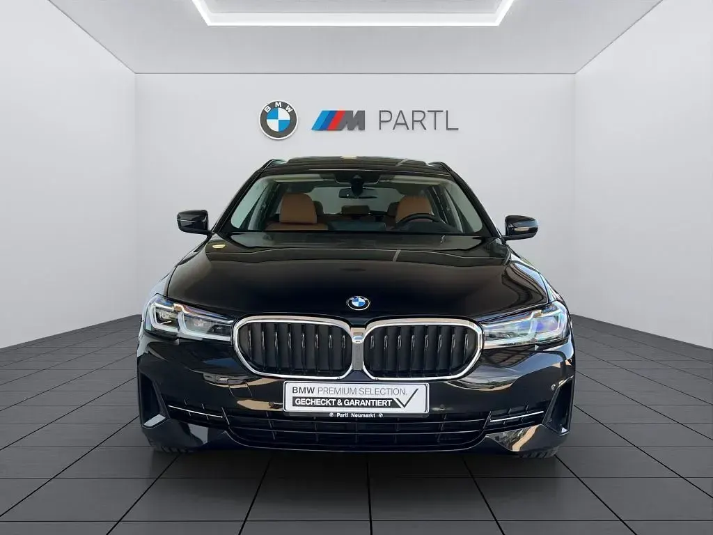 Gebraucht BMW 520 190 PS (139 kW) 2024 Saphirschwarz Kombi