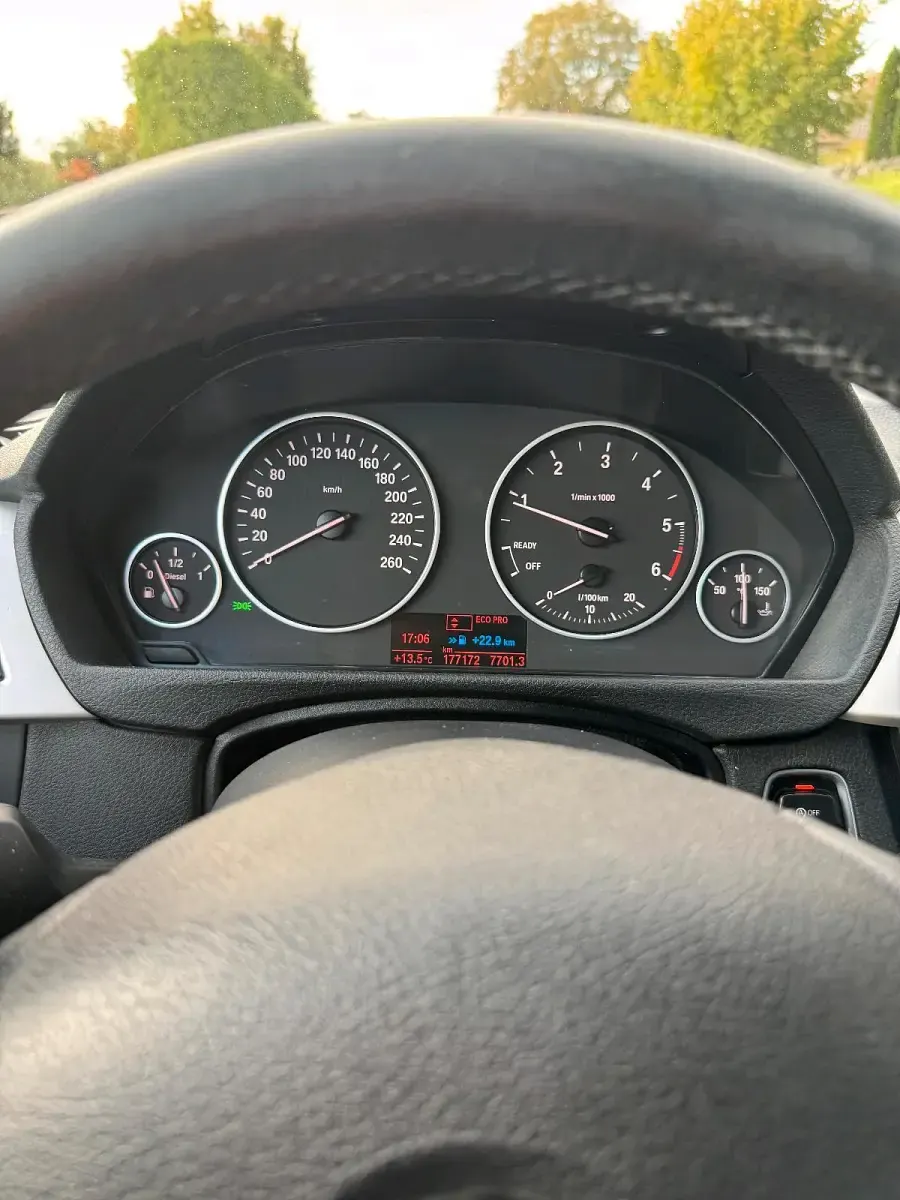 Gebraucht BMW 325 Sport Line 218 PS (160 kW) 2014 Blau Limousine