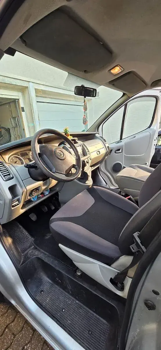 Używany Opel Vivaro 114 KM (83 kW) 2007 Szary Minivan