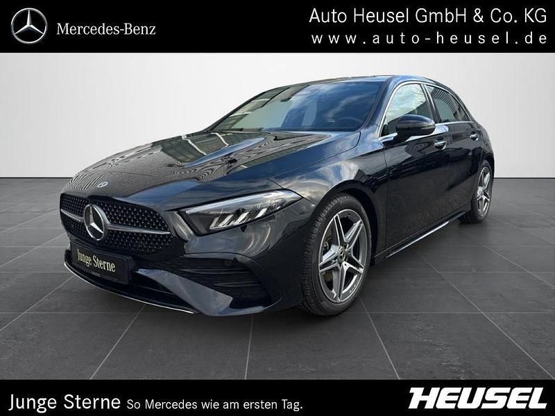 Metalliclack kosmosschwarz Gebraucht 2024 Mercedes A200 AMG Limousine | 31.490 € (Fairer Preis) - Bild 1/4