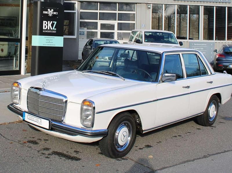 737 Gebraucht 1976 Mercedes 200/8 Limousine | 19.900 € - Bild 1/4