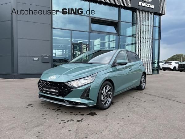 Grün (mangrove green metallic) Neu 2025 Hyundai i20 Kleinwagen | 19.980 € (Fairer Preis) - Bild 1/4