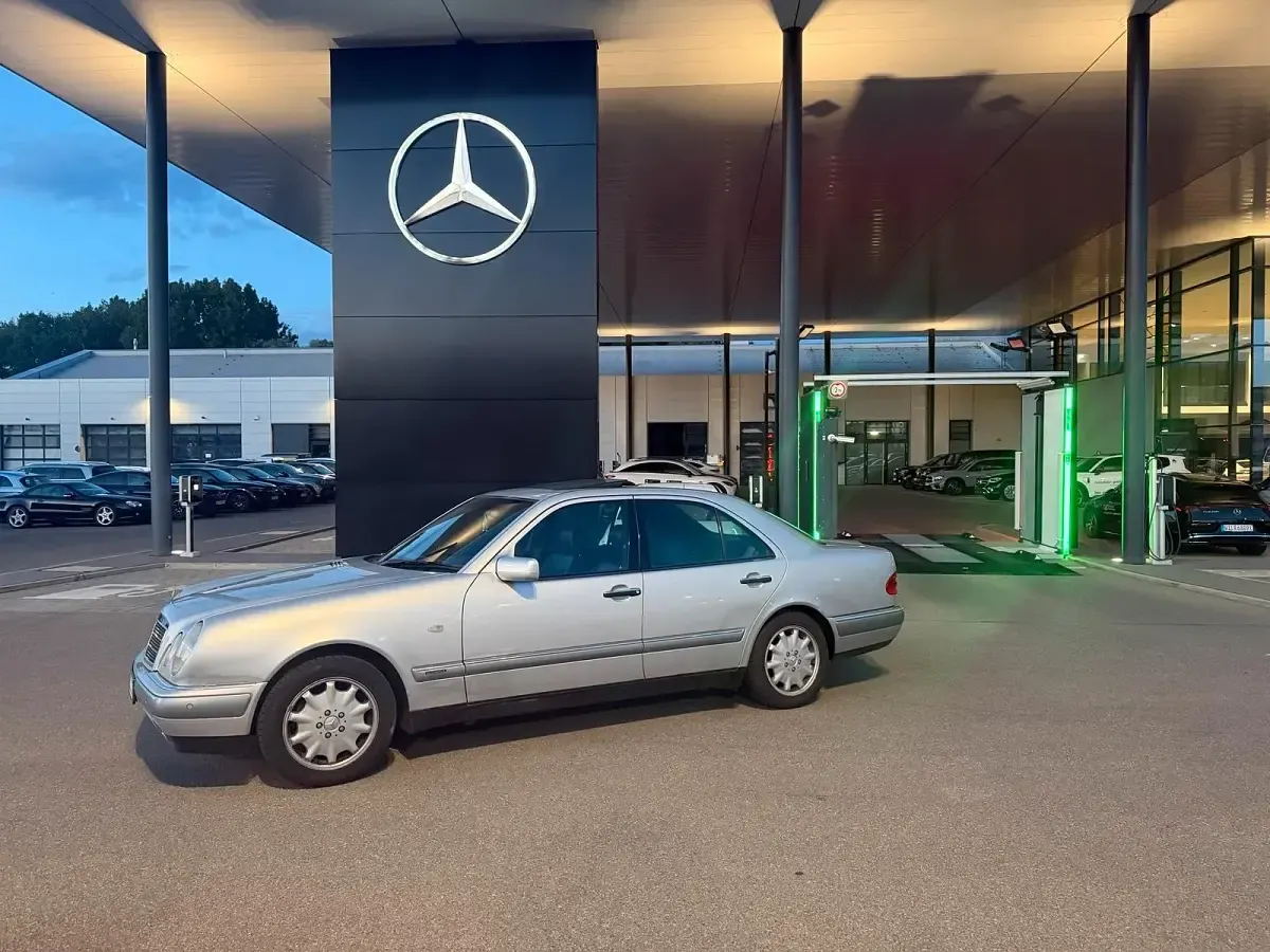 Gebraucht Mercedes E320 Elegance 220 PS (161 kW) 1996 Silber Limousine